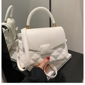 Minimalistische witte gewatteerde crossbodytas met gevlochten handvat en gouden accenten - Wit