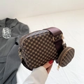 Bolso bandolera marrón con monograma, monedero pequeño y correa de tela ancha - Marrón