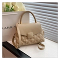 Minimalistische beige crossbodytas met ruitvormige textuur en geweven handvat - Khaki