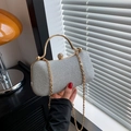 Elegante pochette da sera glitter argento con manico in metallo dorato e chiusura strass - Argento