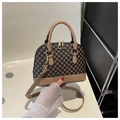 Detalle de bolso vintage con estampado de monograma marrón oscuro y asa de cuero caqui - Caqui
