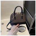 Detalle de bolso concha vintage con patrones geométricos dorados y cuero negro - Negro