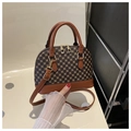 Detalle de bolso retro tipo concha con estampado geométrico marrón y asas de cuero - Marrón Oscuro