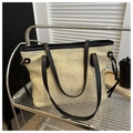 Détail du sac cabas en paille tressée beige avec anses en cuir noir et cordon de serrage - Noir