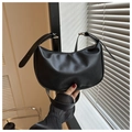 Detalle de bolso de media luna en cuero negro granulado con hebilla dorada ajustable - Negro