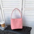 Rosafarbene Nylon-Einkaufstasche mit Buchstabenstickerei und schicken Griffen - Rosa