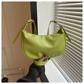 Primer plano del bolso tote de cuero verde brillante con textura litchi y herrajes dorados - Verde