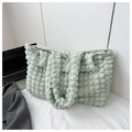 Detalle de la textura burbuja verde claro y cremallera de este bolso tipo nube - Verde