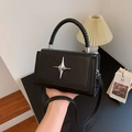 Borsa a tracolla chic nera con motivo litchi, fibbia a stella e manico intrecciato - Nero