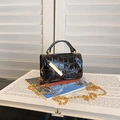 Minibolso negro con grabado de cocodrilo y cadena dorada sobre fondo de libro antiguo - Negro