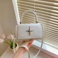 Borsa a tracolla in pelle litchi bianca con stella argentata e manico intrecciato - Bianco