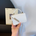 Bolso blanco con textura de cocodrilo y correa de cadena dorada para mujer - Blanco