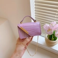 Minibolso cuadrado morado con textura de cocodrilo y cadena metálica en color oro - Morado