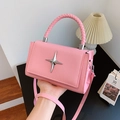 Borsa a tracolla rosa con decoro a stella e manico intrecciato in stile lifestyle - Rosa