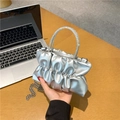 Sac à main nuage argenté plissé avec poignée en strass et bandoulière chaîne amovible - Argenté