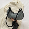 Sac sous le bras vintage en denim délavé bleu avec bordures et bandoulière en cuir noir - Noir