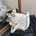Sac bandoulière crème élégant avec poignée ornée d'un foulard en soie chic - Blanc