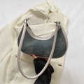 Sac hobo minimaliste en denim gris avec bordures en cuir blanc cassé et logo - Blanc