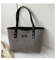 Detail van de pied-de-poule stof en het lederen logo op de stijlvolle shopper tas - Zwart