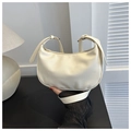 Detalle de la textura de cuero granulado blanco roto y hebilla dorada en un bolso hobo luna - Blanco