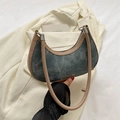 Sac croissant en denim bleu avec lanières en cuir marron et lettrage doré - Kaki
