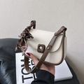 Petit sac carré beige avec bordure marron foncé et nœud en foulard de soie élégant - Blanc et Marron