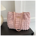 Détail du sac cabas rose texture popcorn montrant le tissu 3D et l'étiquette Fashion - Rose