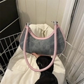 Sac hobo croissant en denim bleu avec bordure en cuir rose et bandoulière réglable - Rose