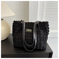 Detalle del bolso tote plisado negro que muestra la textura de burbuja y parche FASHION - Negro