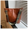 Caramel kunstlederen tas met een kleurrijke geborduurde bohemian schouderband - Bruin