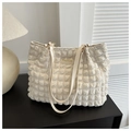 Detalle del bolso tote beige con textura de burbujas y parche Fashion minimalista - Blanco