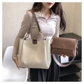 Dettaglio borsa tote color crema con catena d'oro e borsa a tracolla marrone con cinturino - Grande / Bianco avorio
