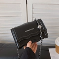 Borsa a tracolla nera con motivo a onde, catena argentata e logo con scritta moda - Nero