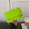 Borsa a tracolla verde lime con patta a onde, catena argento e ciondolo a sfera - Verde