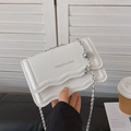 Borsa a tracolla bianca con trama a onde, catena argento e perline decorative - Bianco Sporco