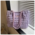 Bolso tote chic color lila claro con textura de burbujas y parche de logotipo - Morado