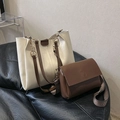 Zweiteiliges Set aus cremefarbener Tote-Tasche und brauner Umhängetasche mit breitem Gurt - Gebrochenes Weiß