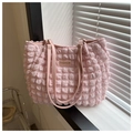 Bolso tote rosa con textura de burbujas, etiqueta FASHION y asas dobles - Rosa