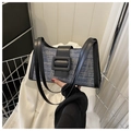 Dettaglio della borsa sottobraccio in tweed con trama blu e bianca e finiture in pelle - Nero