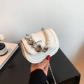 Witte crossbodytas met steenpatroon, parelhandvat en zilveren hartvormige ketting - Wit