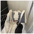 Dettaglio della borsa sottobraccio in tweed blu e bianco con fibbia crema e manici - Bianco