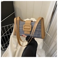 Dettaglio della trama in tessuto bianco e blu e tracolla in pelle marrone della borsa - Cachi