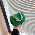 Mini groene crossbodytas van kunstleer met parelhandvat en hartvormige ketting - Groen