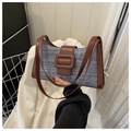 Dettaglio della borsa a spalla in tweed bianco e blu con cinturino in pelle marrone - Marrone