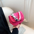 Mini magenta zadeltas met parelhandvat en zilveren hartjes van kunstleer - Rozerood