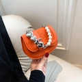 Mini oranje handtas met geweven textuur, parelhandvat en zilveren hartvormige charms - Oranje