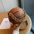 Borsa a tracolla creativa a forma di basket marrone con catena dorata e lettere - Marrone