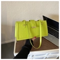 Dettaglio borsa verde neon in pelle a rilievo coccodrillo con fibbia dorata - Verde
