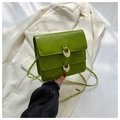 Grasgrüne Leder-Umhängetasche mit goldener Kette und halbmondförmigen Metallschnallen - Grün