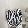 Sac fourre-tout tendance avec tissu gaufré noir et blanc et pendentif peluche - Noir (avec pendentif)